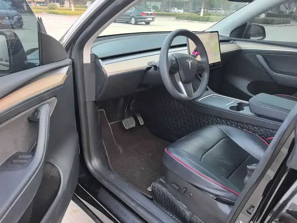 Tesla Model Y — фото 6