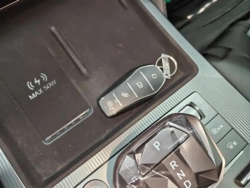 BYD L DM-i — фото 4