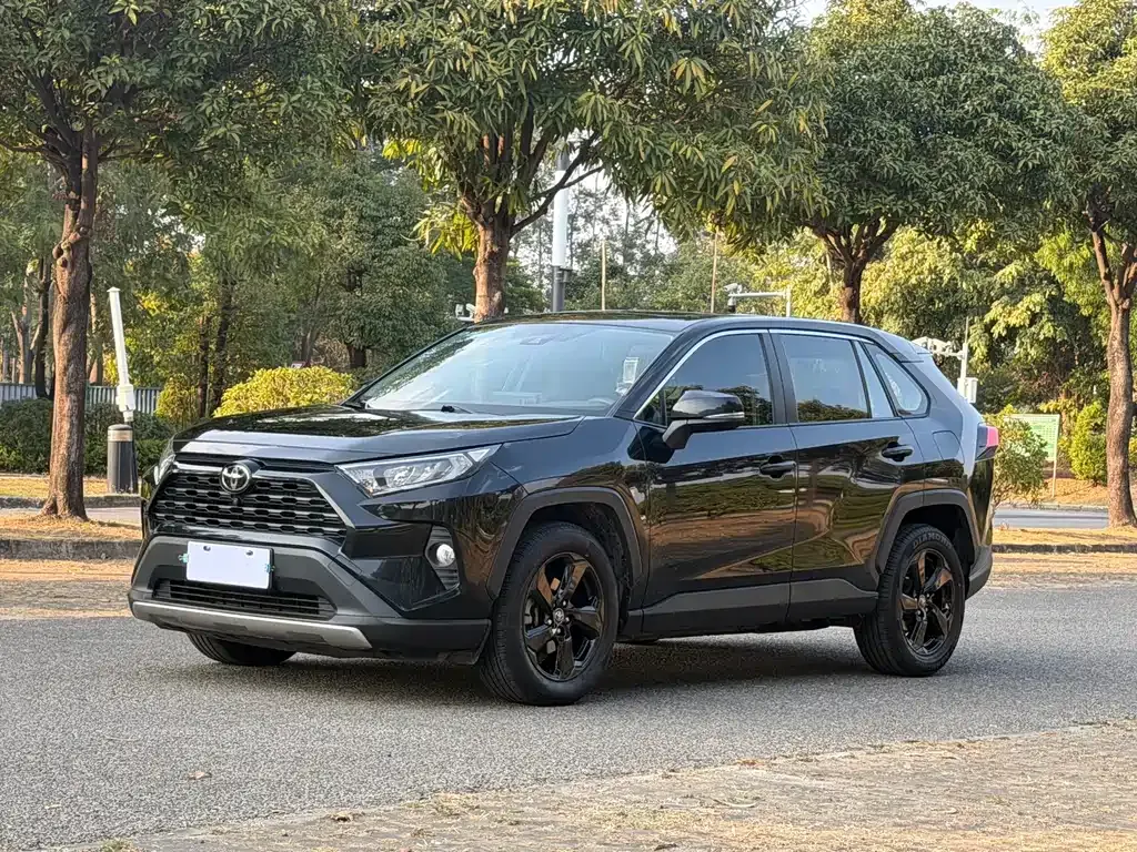 Toyota RAV4 2023 из CN, фото 1