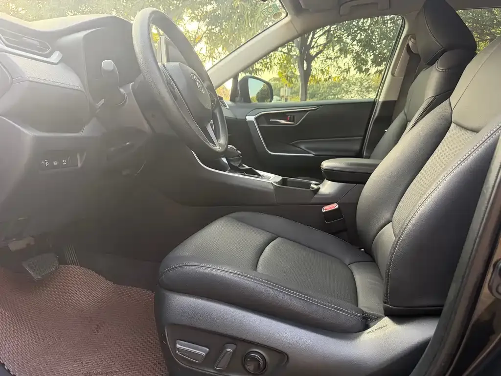Toyota RAV4 2023 из CN, фото 3