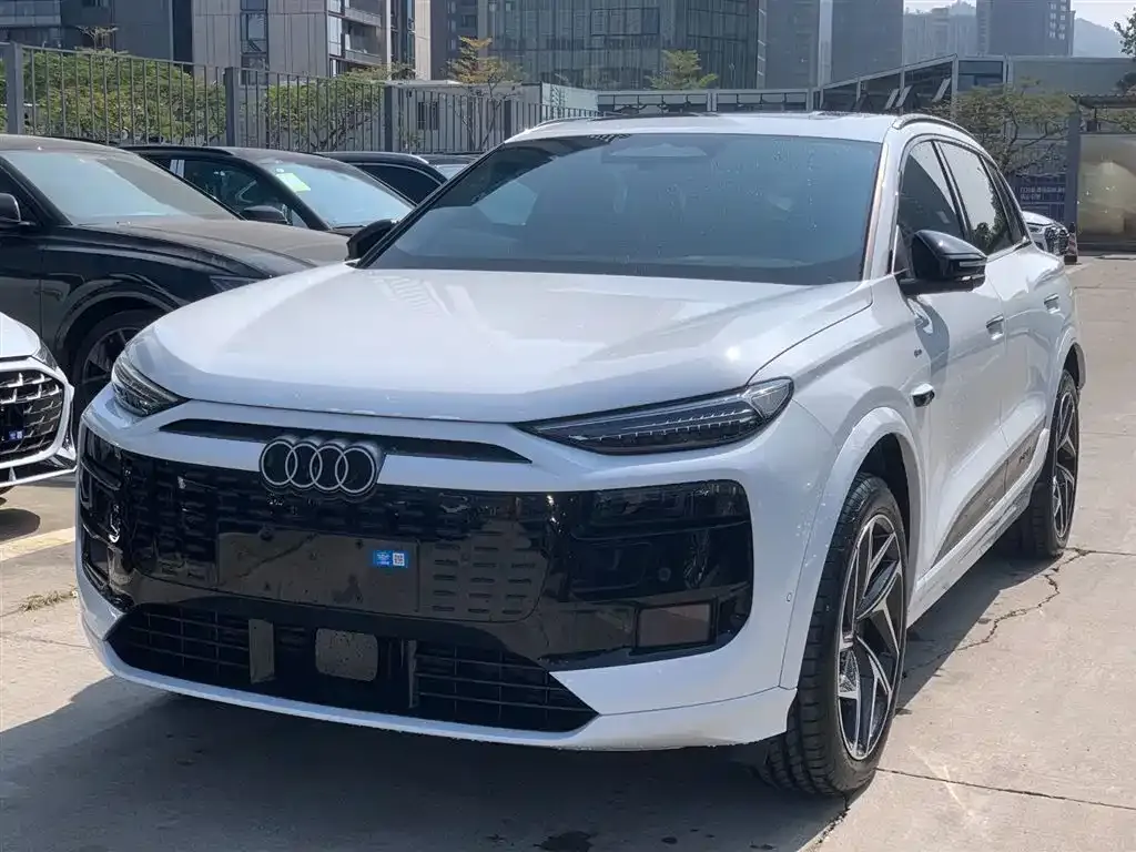 Audi Q6L e-tron — фото 1