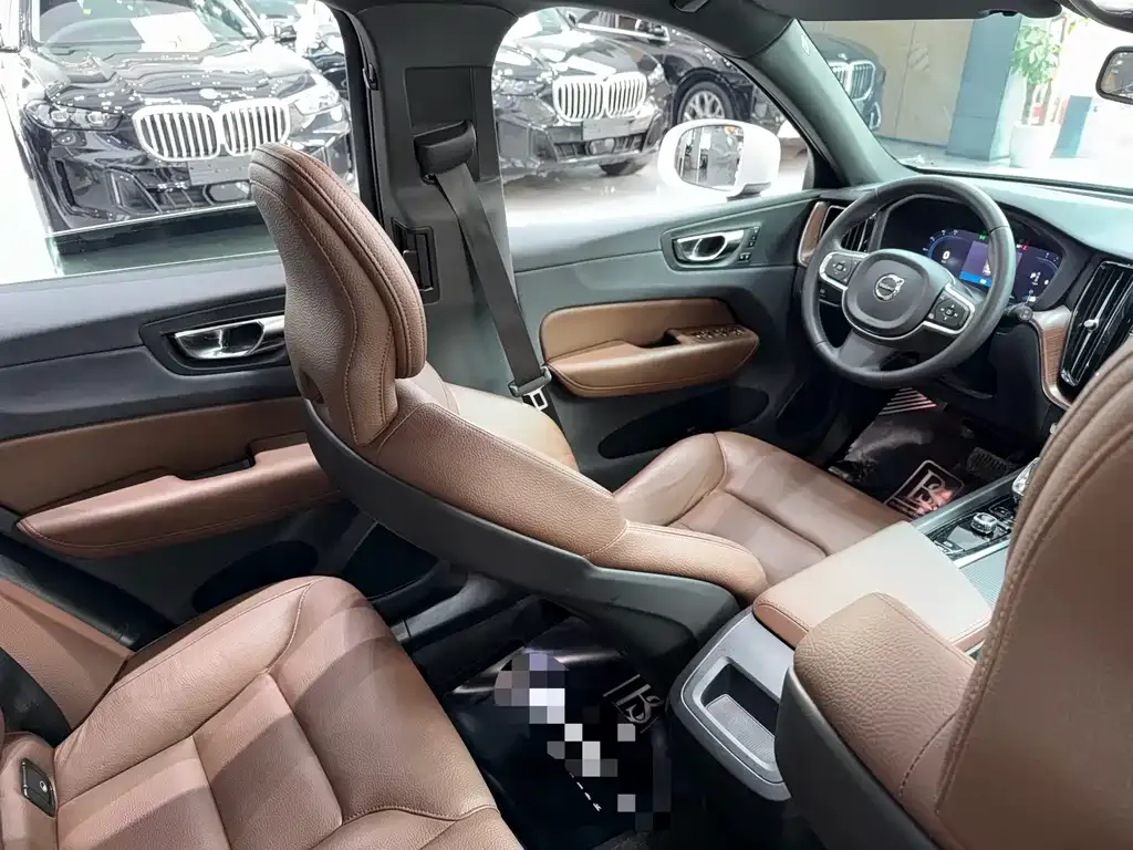 Volvo XC60 — фото 10