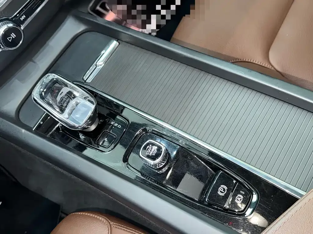 Volvo XC60 — фото 4