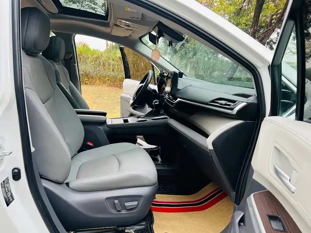 Toyota Sienna — фото 3