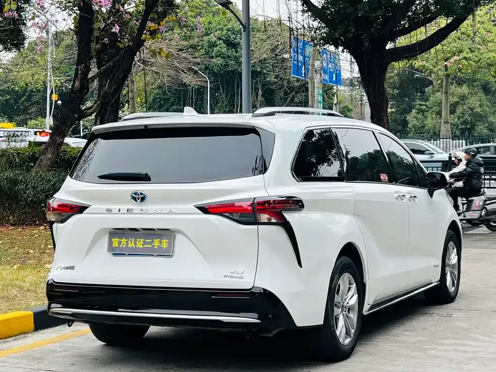 Toyota Sienna — фото 10