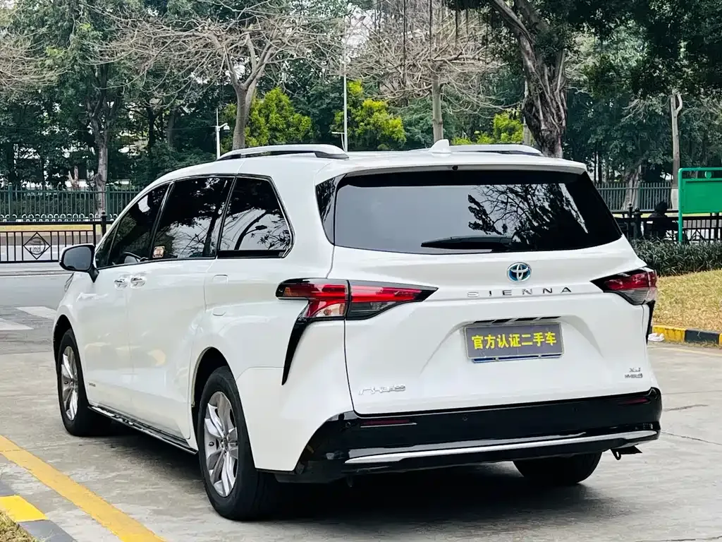 Toyota Sienna — фото 8