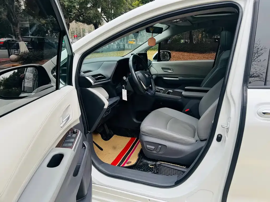 Toyota Sienna — фото 2