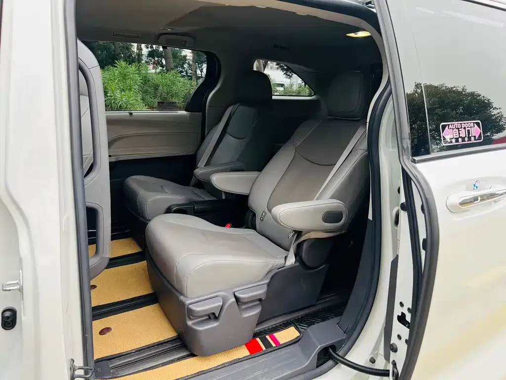 Toyota Sienna — фото 6