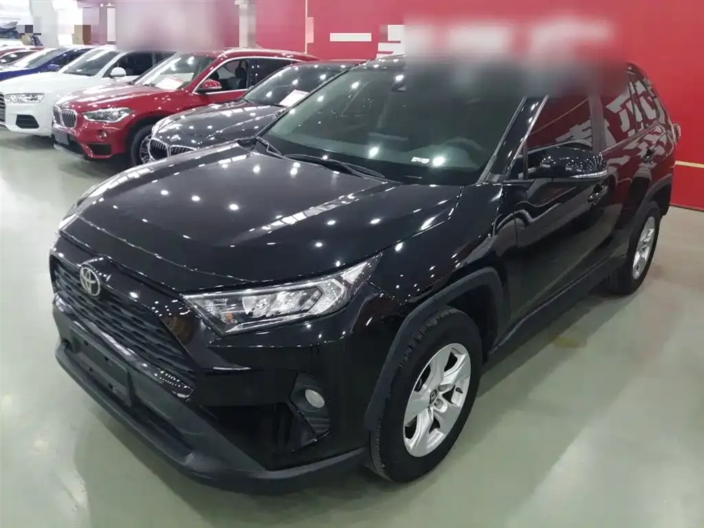 Toyota RAV4 — фото 1