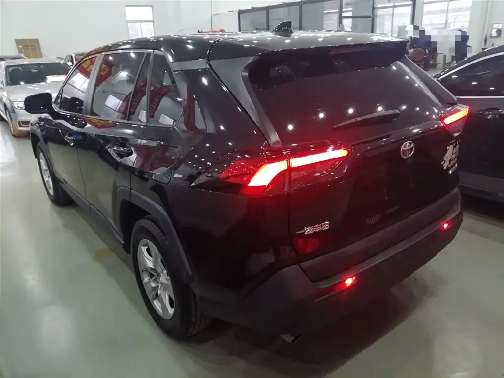 Toyota RAV4 — фото 8