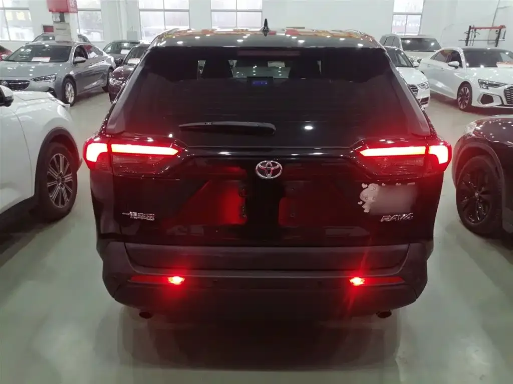 Toyota RAV4 — фото 3