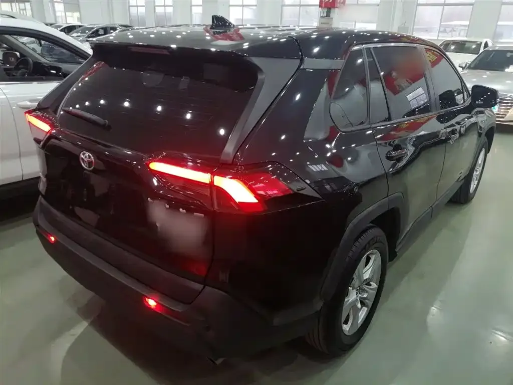 Toyota RAV4 — фото 10