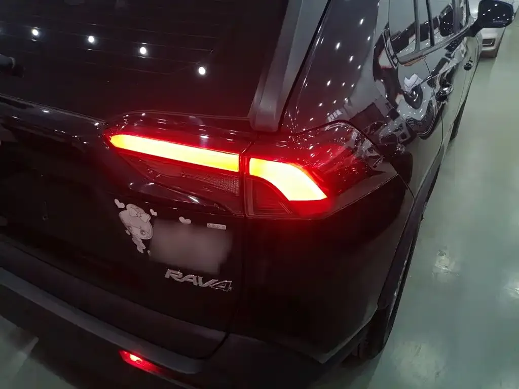 Toyota RAV4 — фото 2