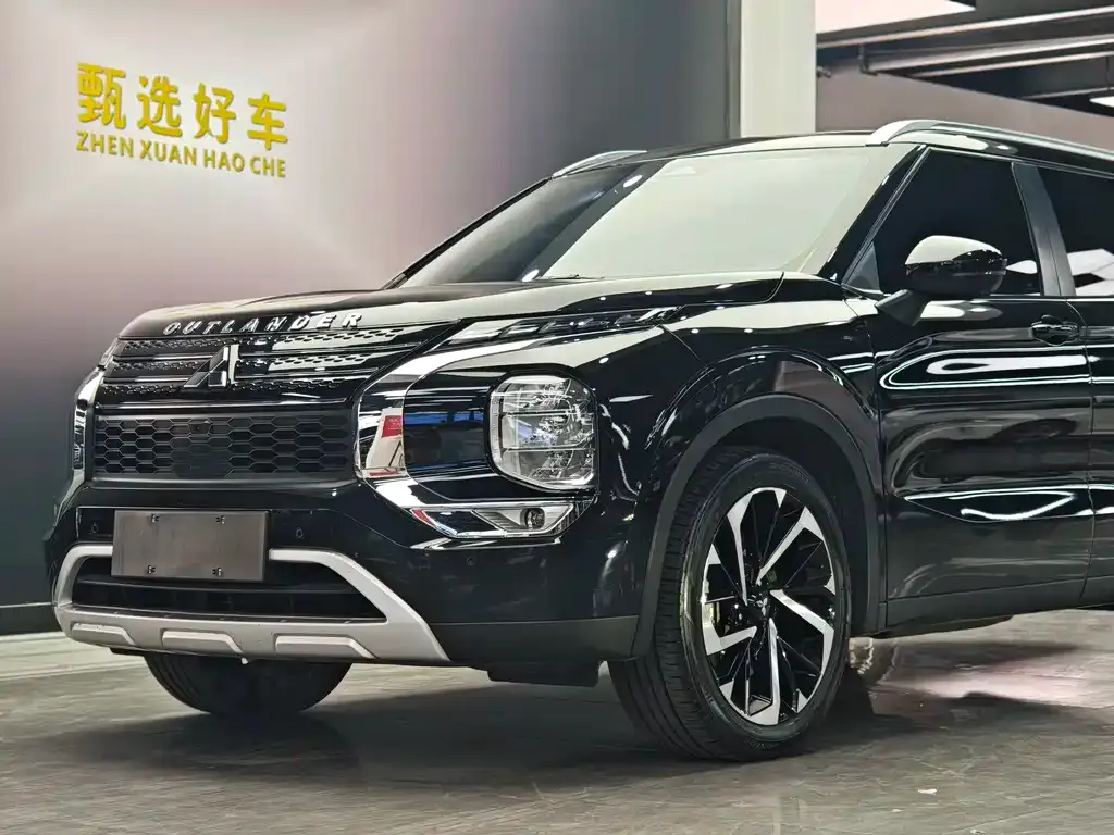Mitsubishi Outlander — фото 1