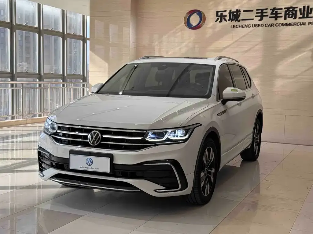 Volkswagen Tiguan L — фото 1