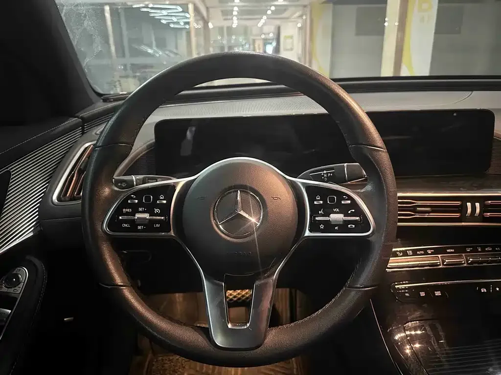 Mercedes-Benz EQC — фото 10