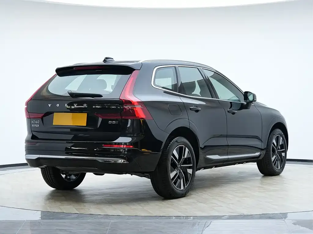 Volvo XC60 — фото 7