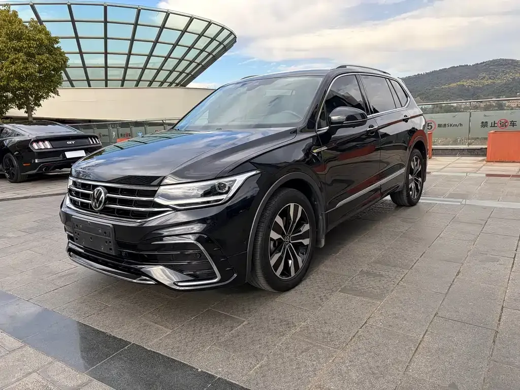 Volkswagen Tiguan L — фото 1