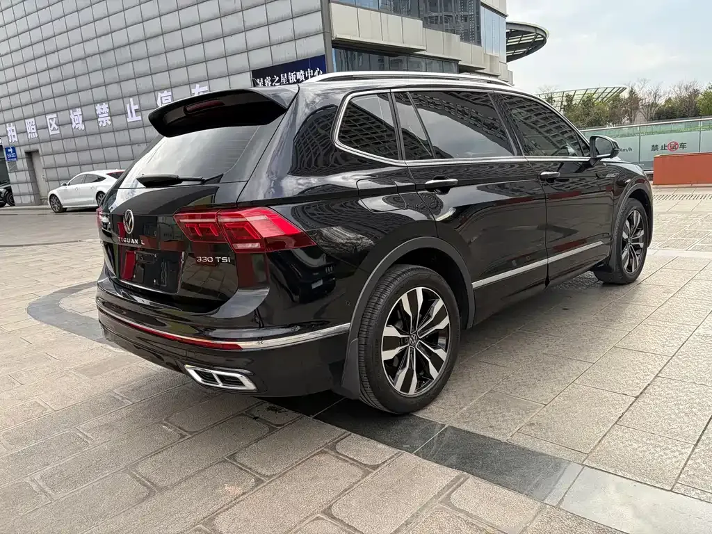 Volkswagen Tiguan L — фото 10