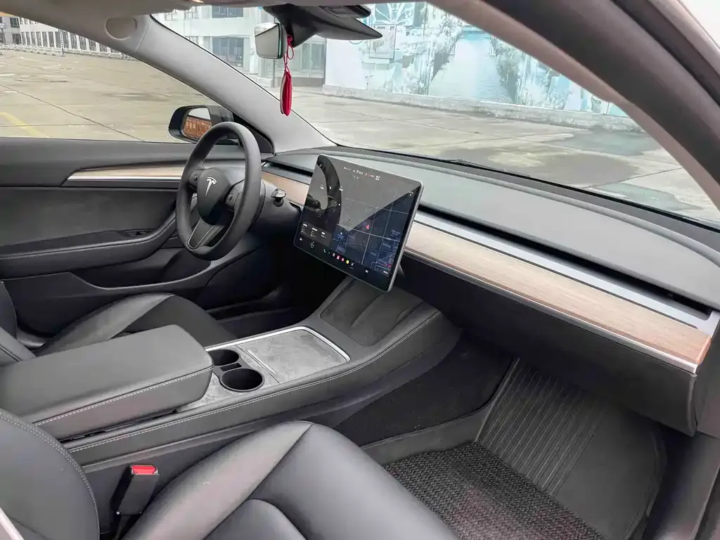 Tesla Model 3 — фото 9