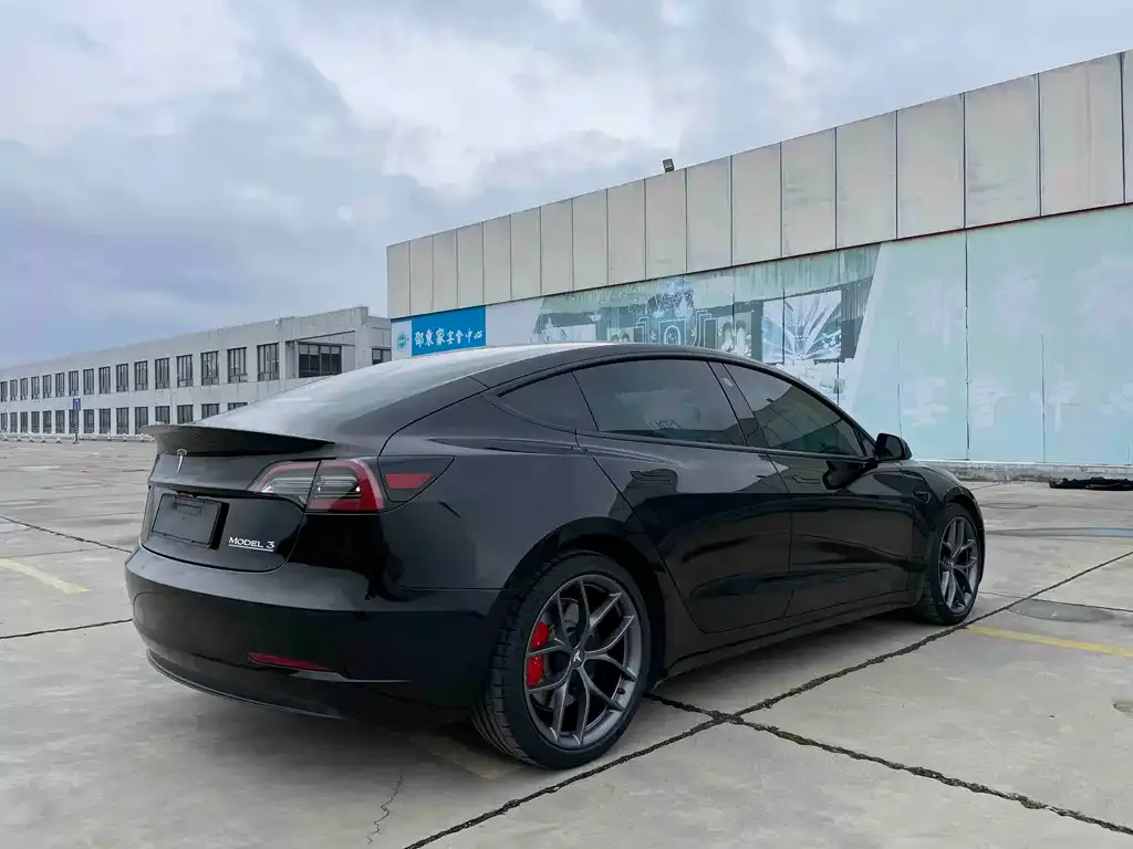 Tesla Model 3 — фото 5