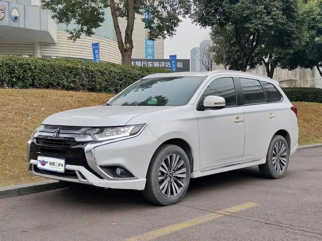 Mitsubishi Outlander 2022 из CN, фото 1