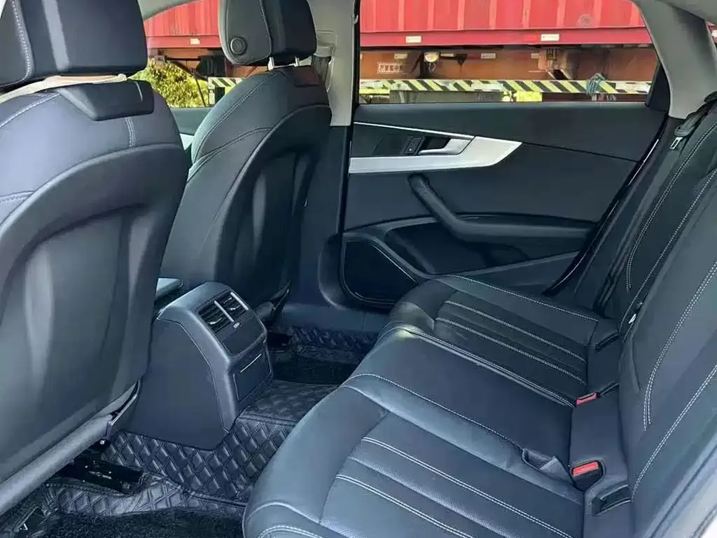 Audi A4L 2023 из CN, фото 2