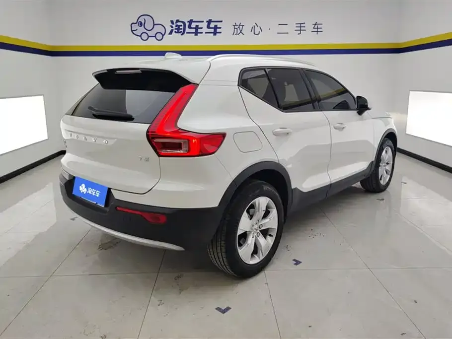 Volvo XC40 — фото 10