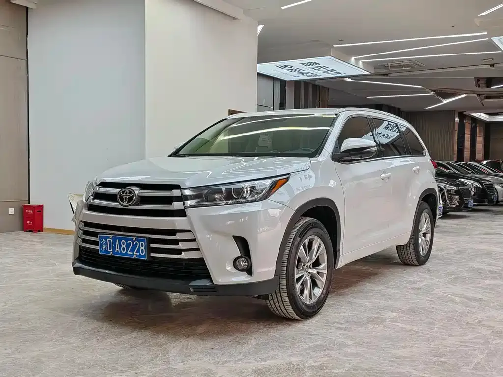 Toyota Highlander — фото 1