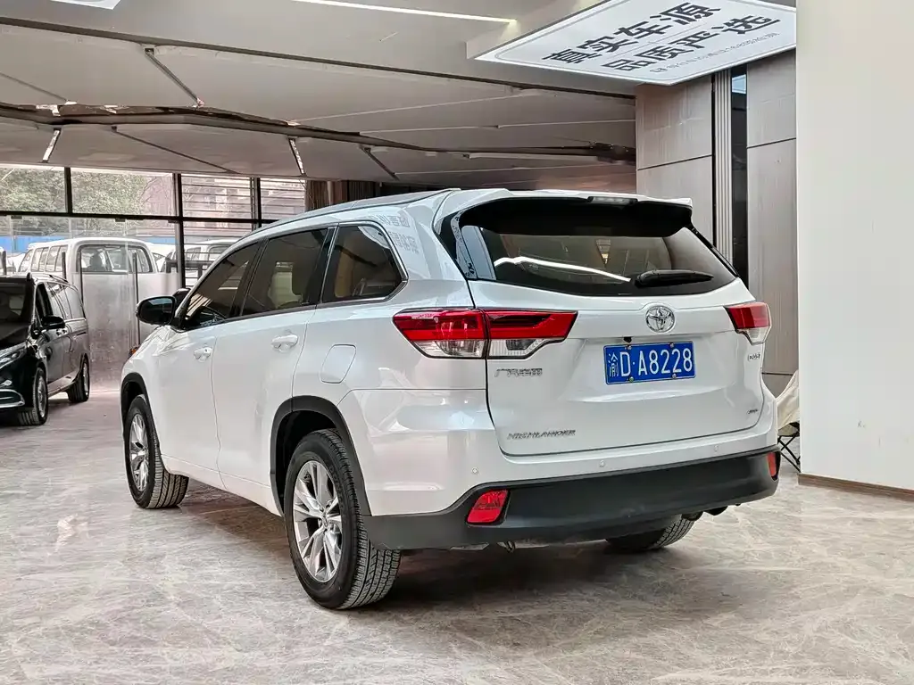 Toyota Highlander — фото 7