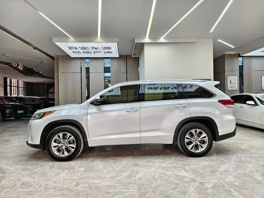 Toyota Highlander — фото 10
