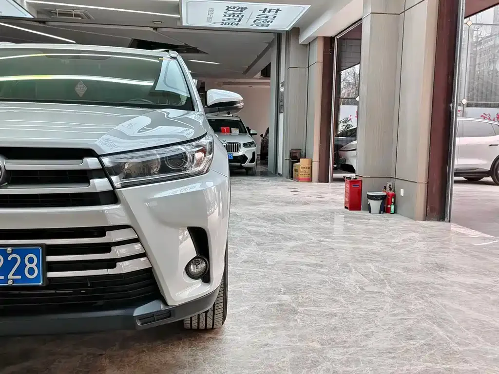 Toyota Highlander — фото 9