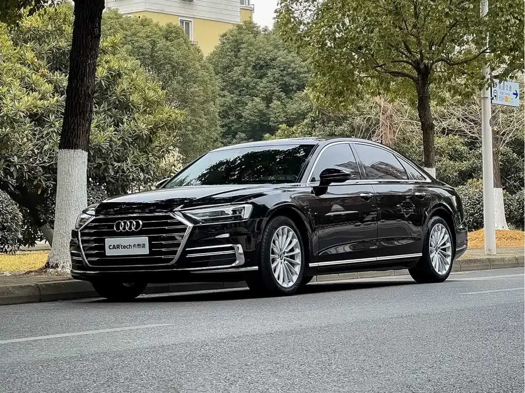 Audi A8 — фото 1