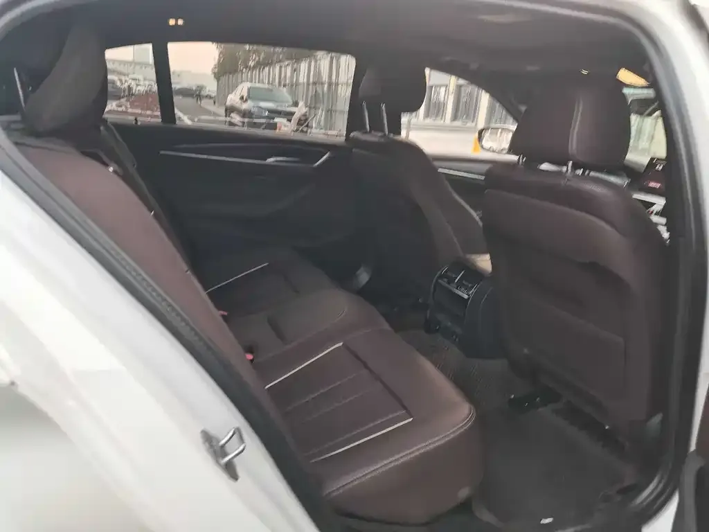 BMW 5 Series 2023 из CN, фото 2