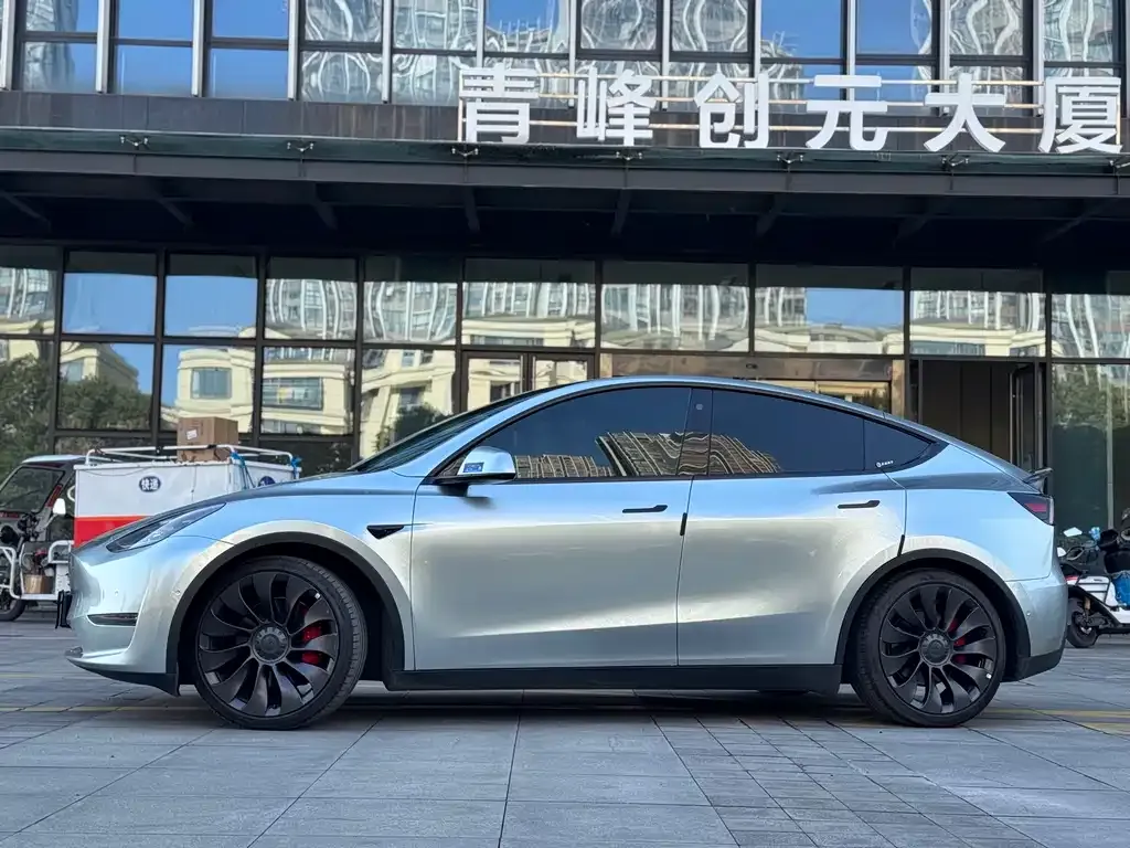 Tesla Model Y — фото 7