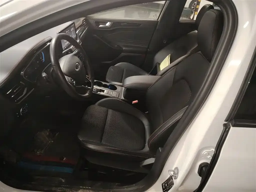 Ford Focus 2022 из CN, фото 8