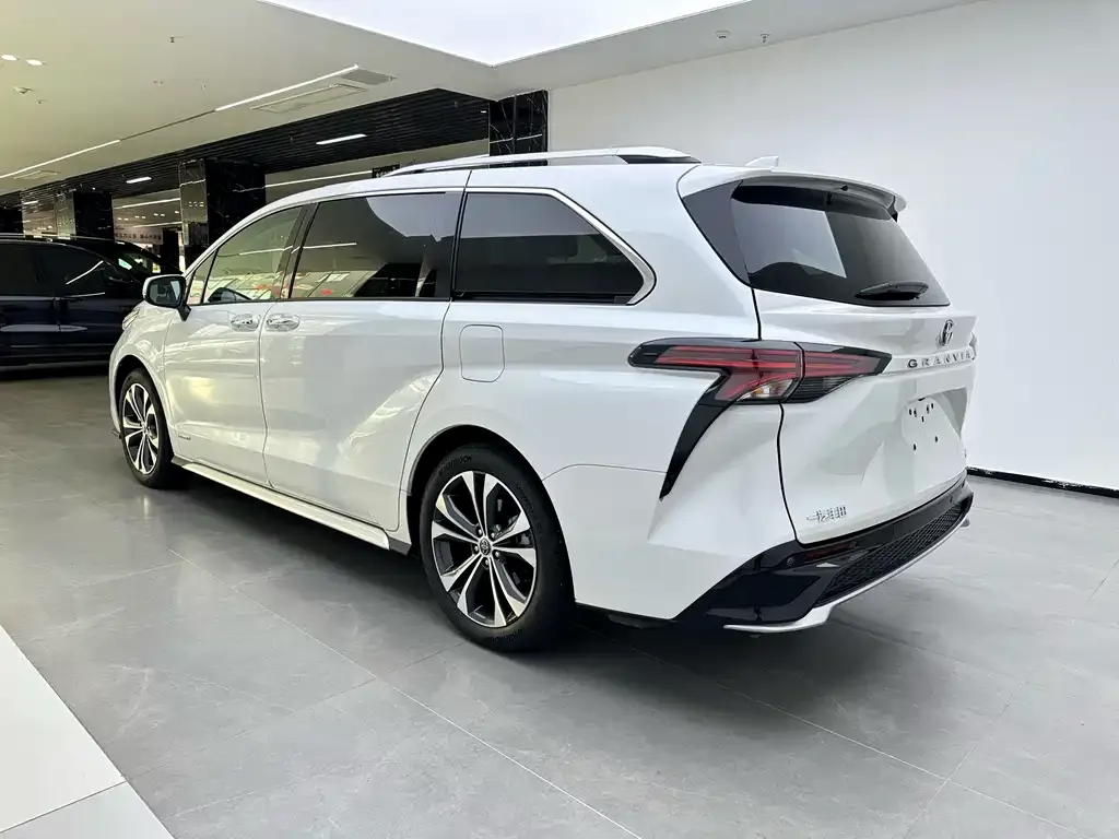 Toyota Granvia 2024 из CN, фото 8