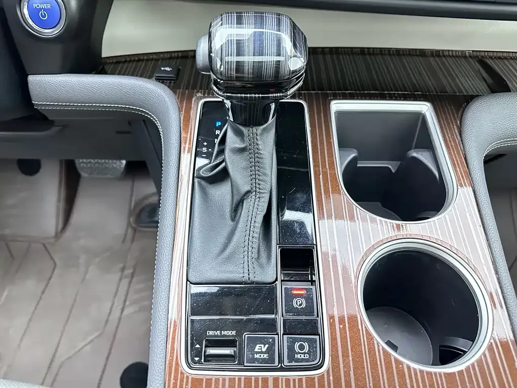 Toyota Granvia 2024 из CN, фото 6