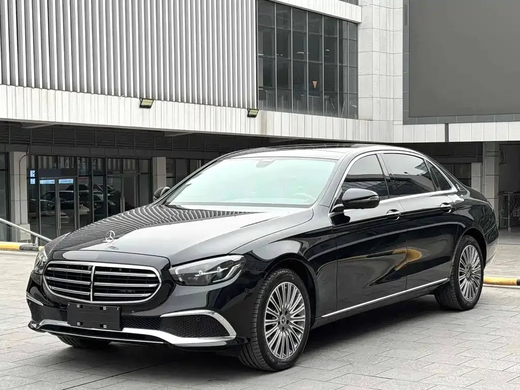 Mercedes-Benz E-Class — фото 1