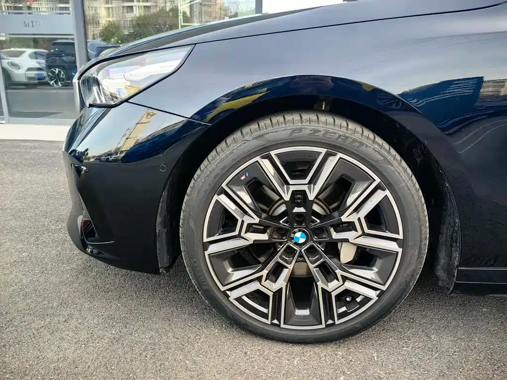 BMW 5 Series 2025 из CN, фото 9