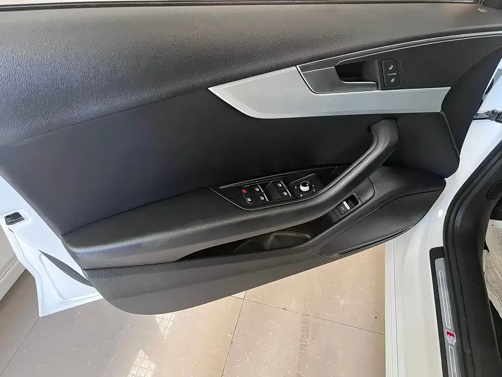 Audi A4L 2022 из CN, фото 8