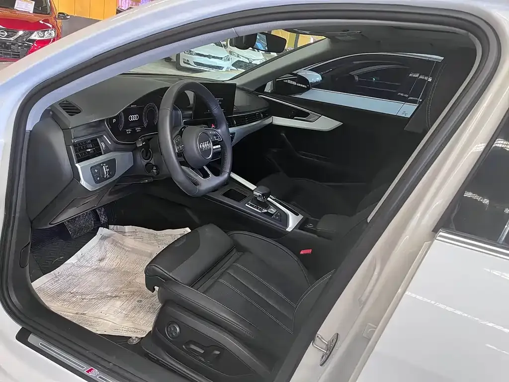 Audi A4L 2022 из CN, фото 2