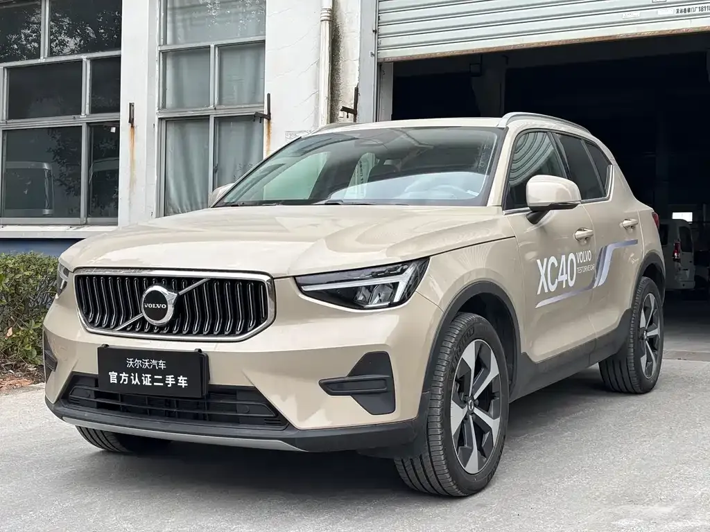 Volvo XC40 — фото 1