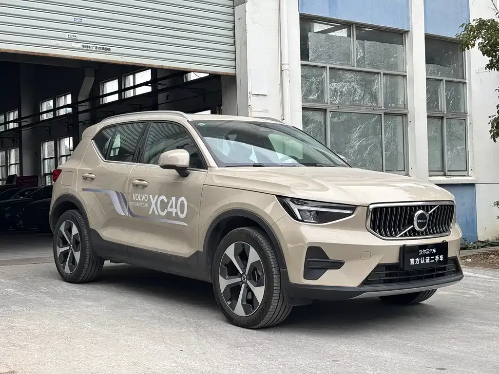 Volvo XC40 — фото 9