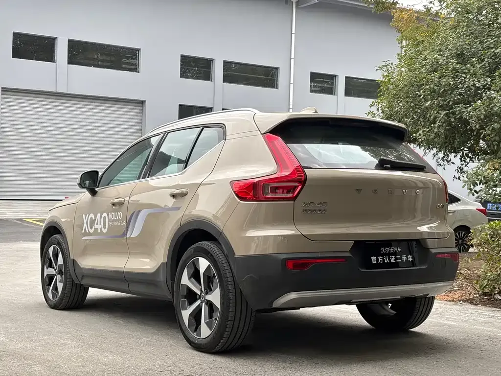 Volvo XC40 — фото 4