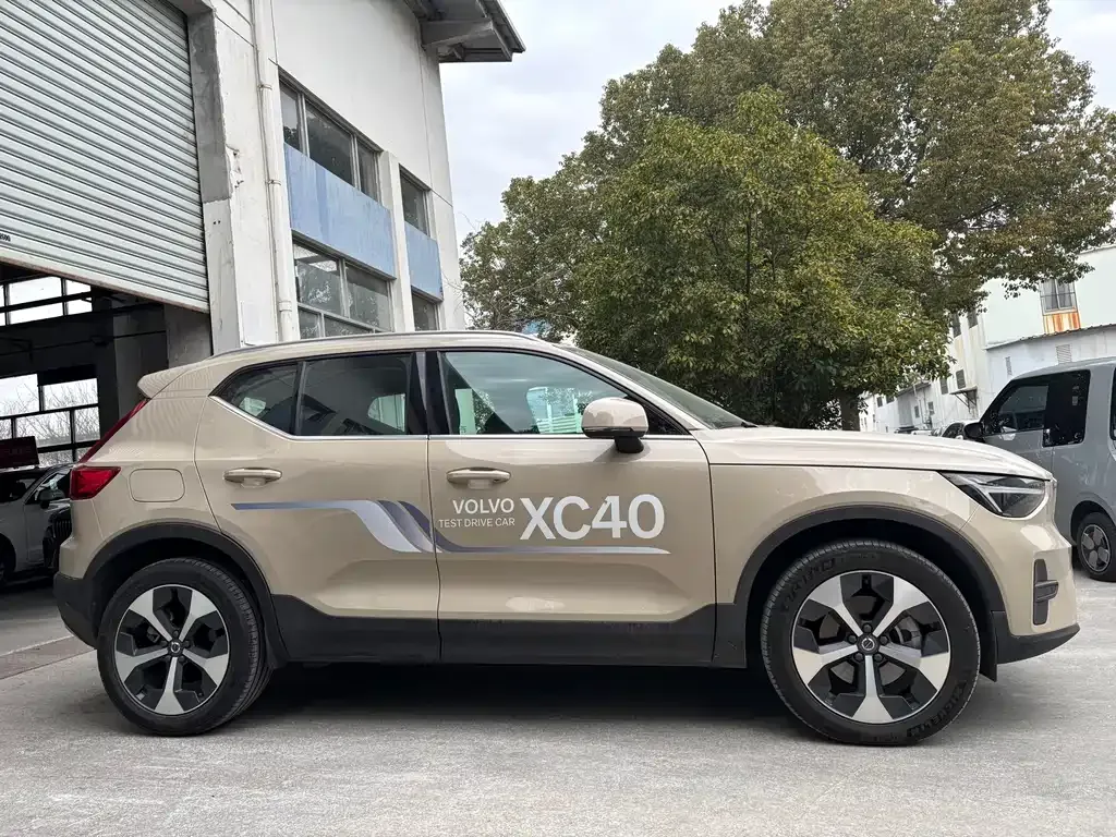 Volvo XC40 — фото 10