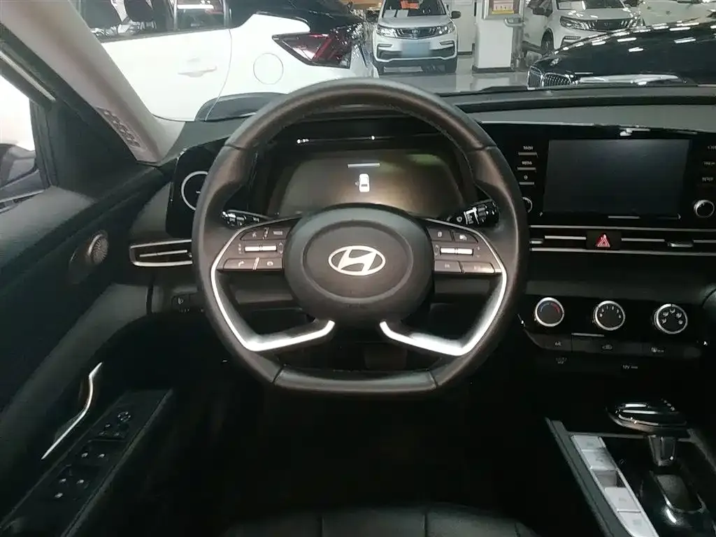 Hyundai Elantra — фото 7