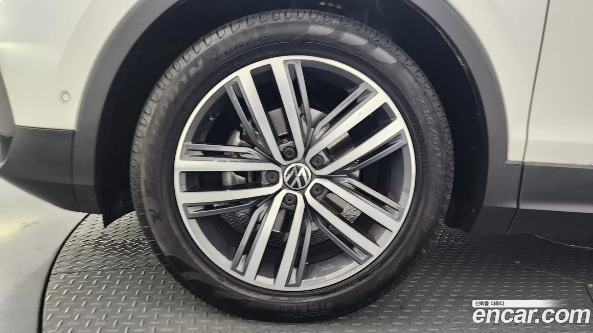Volkswagen Tiguan — фото 8