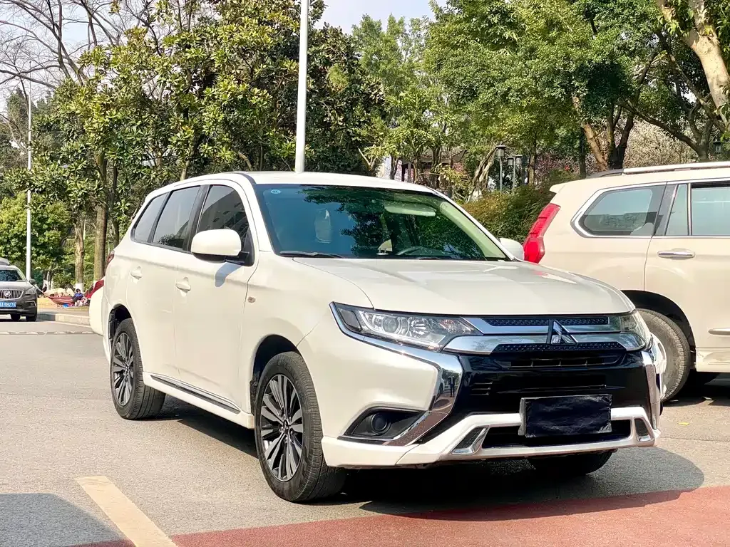 Mitsubishi Outlander — фото 1