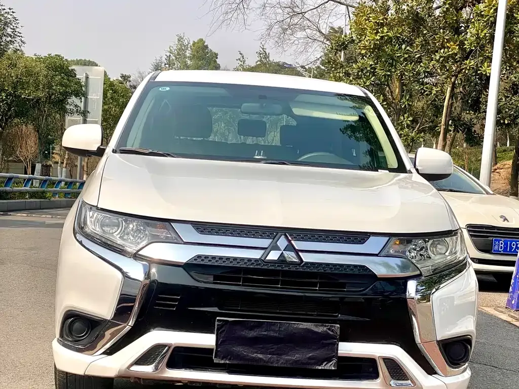 Mitsubishi Outlander — фото 10